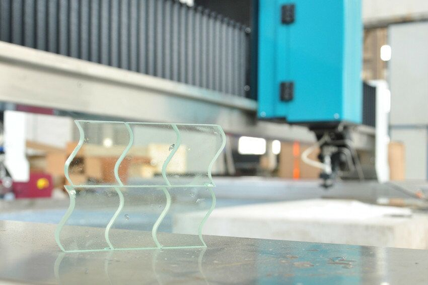 Machine de découpe au jet d'eau haute performance spécialement conçue pour le verre